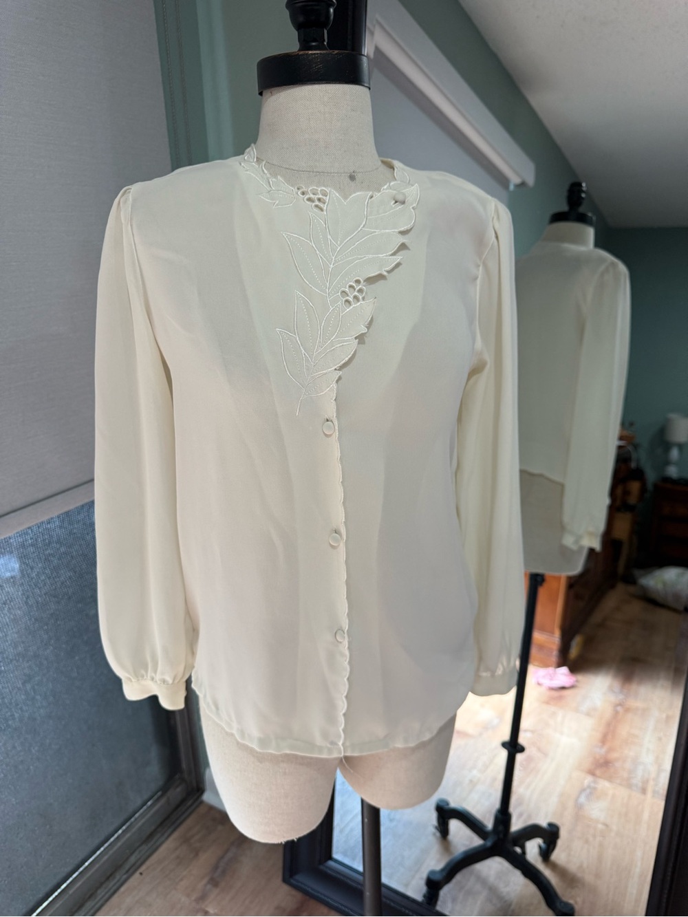 Elegant Cream Button-Front Women's Blouse with Floral Appliqué 80s